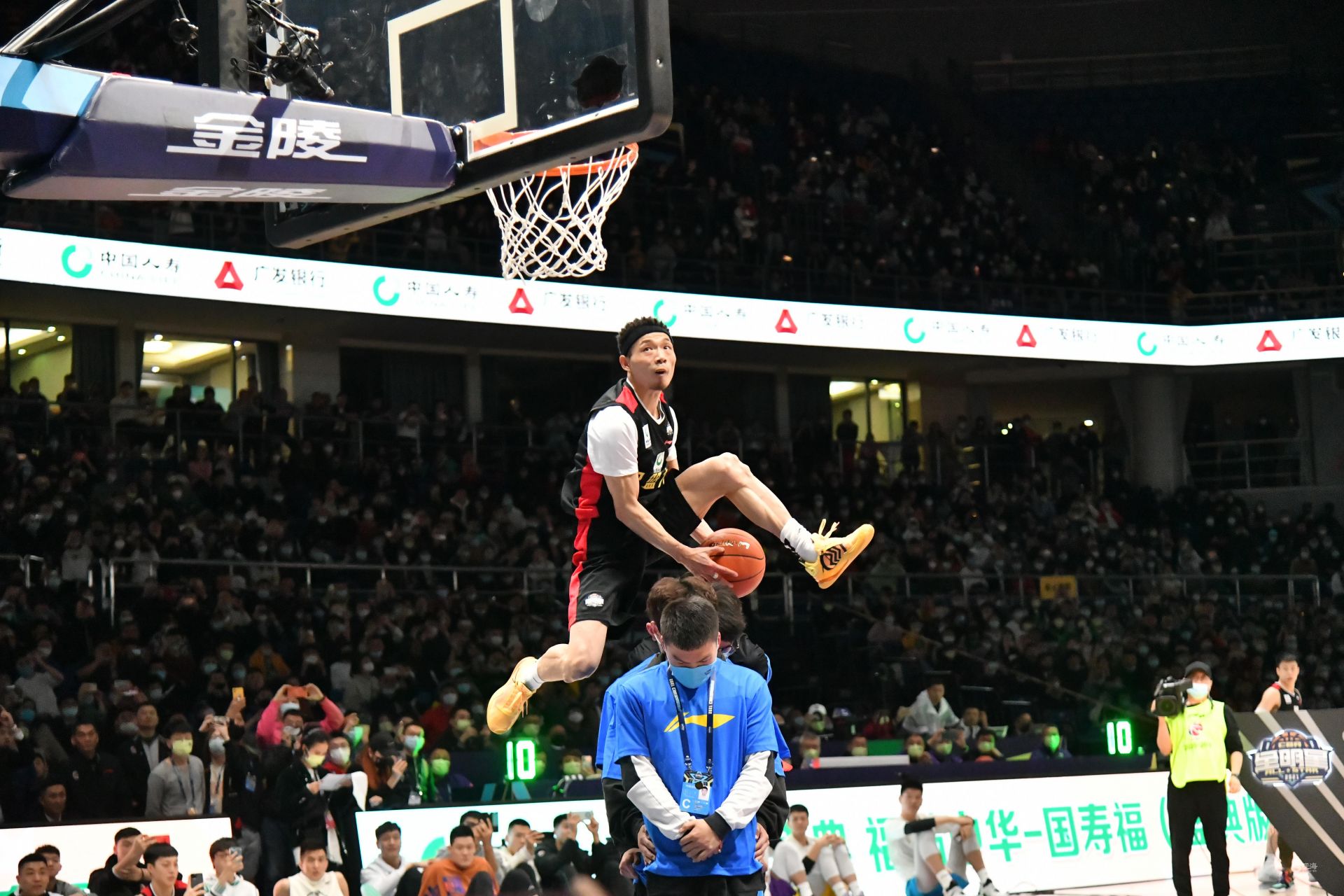 保罗被快船分手前的神秘暗示曝光，首席助教直言“这里没有余地”（快船与保罗分手前疑现神秘信号，首席助教直言：这里没有空间）