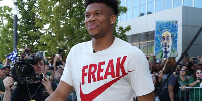 近15年谷歌每年搜索量最高球员：C罗10次断崖领先，梅西仅1次（过去15年谷歌年度最热球员：C罗10次遥遥领先，梅西仅1次登顶）