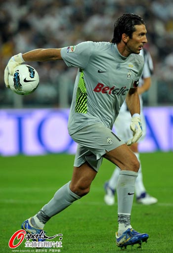 波神&杰伦·约翰逊半场联手31分，得分超全队一半（半场波神与杰伦·约翰逊合砍31分，占球队得分过半）