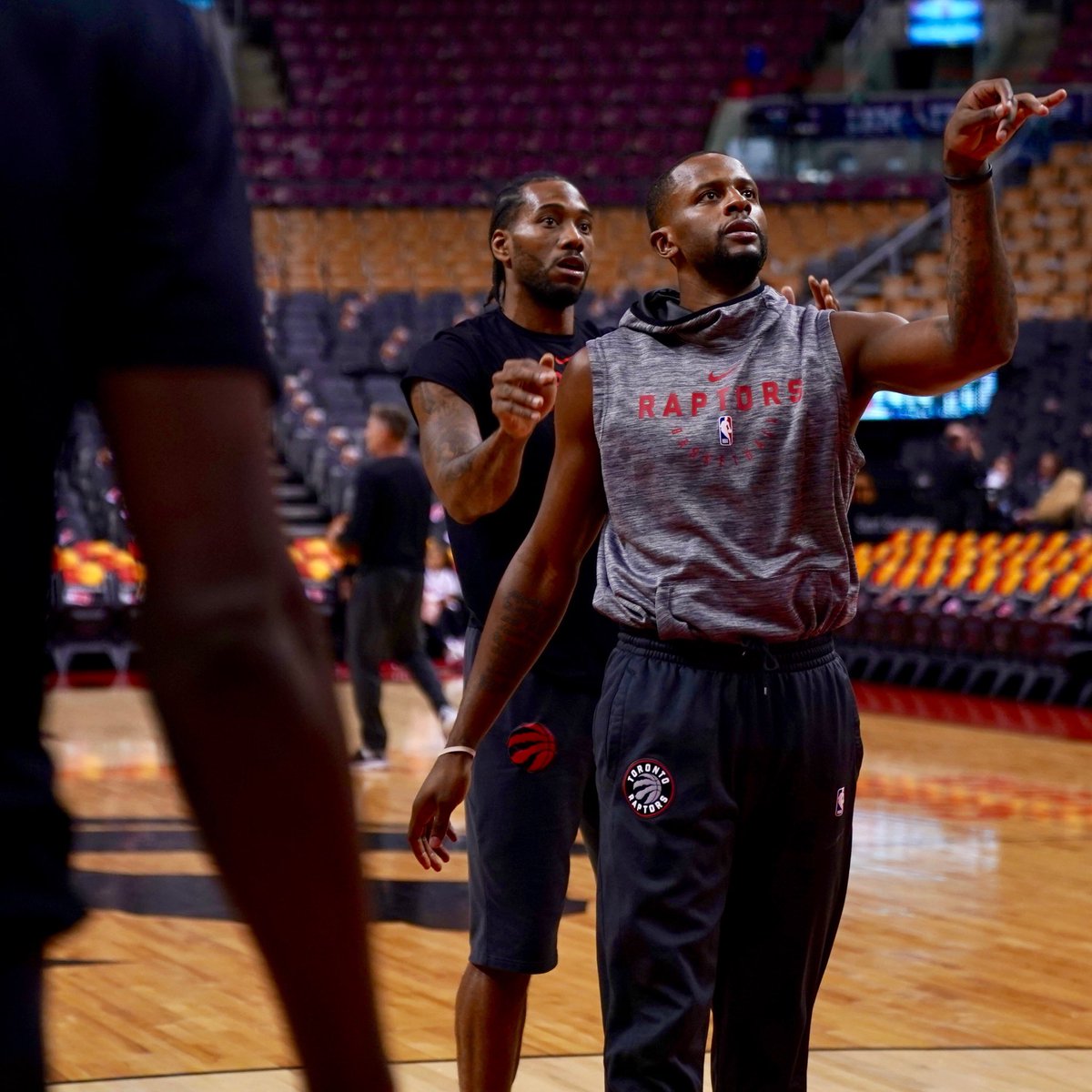 第17圈，诺里斯和勒克莱尔先后进站，出站后诺里斯卡在安东内利身后暂列第9。（第17圈，诺里斯与勒克莱尔相继进站，诺里斯出站后落在安东内利之后暂居第9位。）