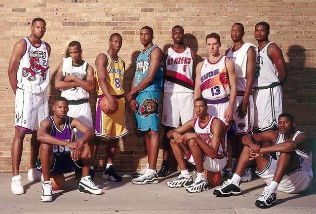 周杰伦篮球半场表现引人关注（周杰伦半场篮球发挥引发热议）