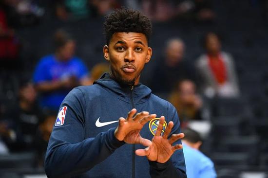 体操名将桑兰现状：瘫痪15年后嫁经纪人，婚后被丈夫和儿子宠上天（桑兰近况：经历15年瘫痪后与经纪人步入婚姻，如今获丈夫与儿子悉心守护）