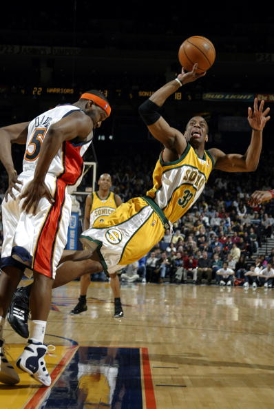 献礼啦！莱万开场4分钟闪击破门，新诺坎普球场迎来首个进球（莱万开场4分钟破门，新诺坎普见证首粒进球）