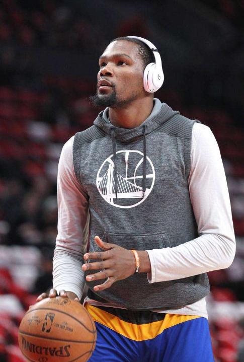 邮报：明年世界杯上下半场中段设强制补水时间，每次三分钟（邮报：明年世界杯每半场中段将设3分钟强制补水暂停）