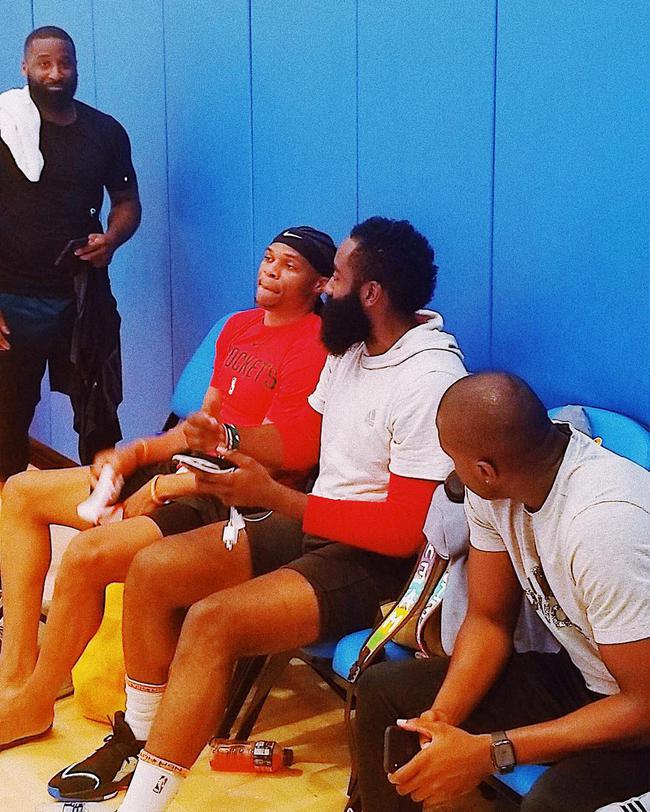 这队传球流畅得像跳舞（这队传球如舞步般丝滑）