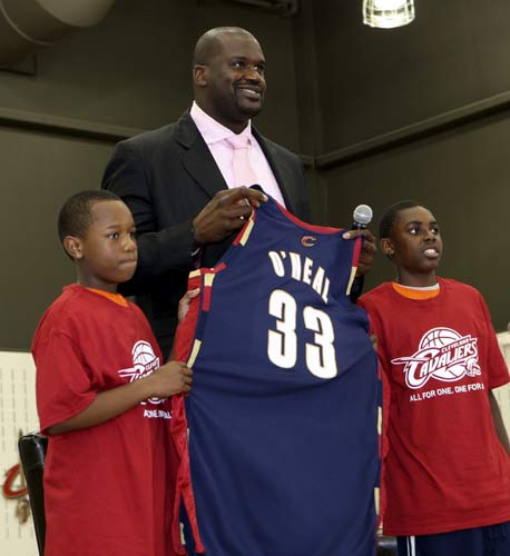 欧联比赛中一球员嘲讽对手鼻子形状，多名队友上前打抱不平（欧联赛场突发口角 球员讥讽对手鼻型 多名队友上前力挺）